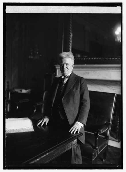 File:Senator LaFollette LCCN2016846991.tif