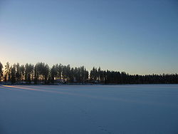 Järveä pohjoisrannalta virkistysalueen suuntaan.