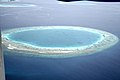 Malo koralno ostrvo na Maldivima