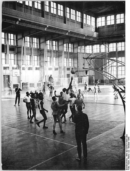 File:Bundesarchiv Bild 183-D1021-0091-002, Leipzig, DHfK, Turnhalle, Basketballtraining.jpg