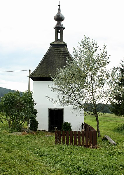 File:Borová Lada, Šindlov, chapel.jpg