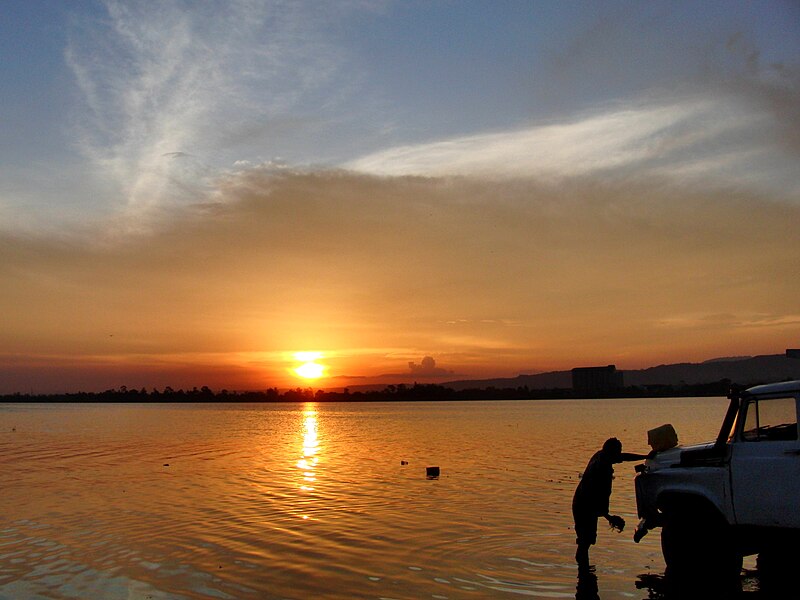 File:Car in Lake Viktoria Kisumu.jpg