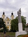 Постколоніальна еклектика. Пам'ятник полеглим у 2 Світовій війні радянським воякам на фоні костьолу оо. Єзуїтів у Крем'янці