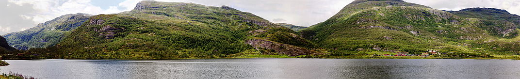 Østerbø i Aurdalen set fra riksvegen.