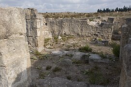 Ruines d'une autre maison cossue, la « résidence nord » : cour avec porche à deux colonnes.