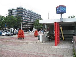 Weesperplein, met linksachter het gebouw Weesperstaete en op de voorgrond rechts een ingang van het metrostation