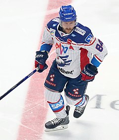 Desjardins de dos avec le maillot bleu des Adler Mannheim