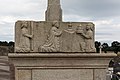 La Croix de cimetière de Lanouée : le socle sculpté de la croix.