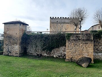 Le donjon Lacataye protégé par les remparts de la ville, vu depuis la promenade du 21-Août-1944.