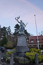 Le Poilu victorieux (monument aux morts)