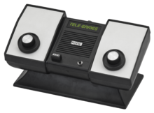 Foto d'una consola de videojocs dedicada amb dos comandaments.