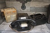 Немецкий полевой телефон времён Второй мировой в музее Hohlgangsanlage 8[англ.]