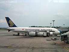 Die wêreld se eerste A380, dié van Singapore Airlines, by Terminaal 2