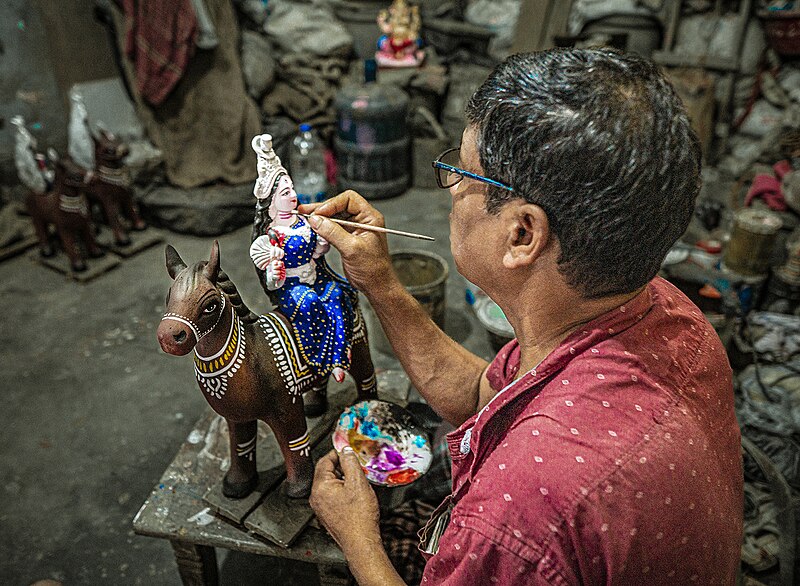 File:MAKING IDOLS OF GODDESS SARWASWATI.jpg