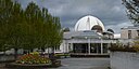 ☎∈ Murray Edwards College porters' lodge and with the dome over the dining hall in the background.