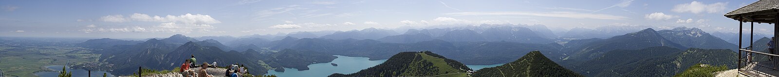 Panorama z Herzogstand. Od lewej: Kochelsee, Benediktenwand, Walchensee, Westliche Karwendelspitze, Wallgau, Wettersteingebirge, Zugspitze, Ammergauer Alpen