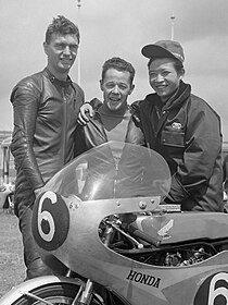 Een deel van het Honda-team in 1963: Jim Redman, Luigi Taveri en Kunimitsu Takahashi