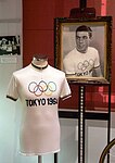 Patrick Sercu, Olympiasieger 1964, auf einem Foto in der Ausstellung des Nationaal Wielermuseum in Roeselare. Im Vordergrund das im Rennen benutzte Jersey