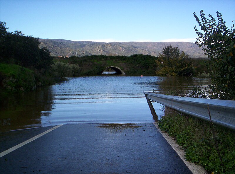 File:Rio Douro, Cheias Nov.2006 - panoramio.jpg