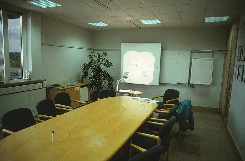 File:SCO office meeting room Watford England July 1996.jpg