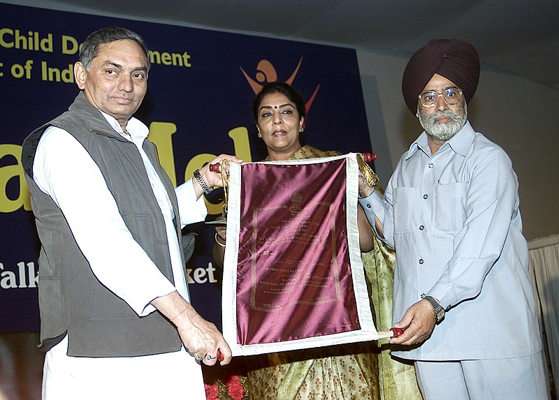 File:The Chairman Parliamentary Standing Committee on HRD, Shri Janardhan Dwivedi presenting the National Awards for Child Welfare-2005 to Shri Vajinder Singh of Punjab, in New Delhi on November 15, 2006.jpg