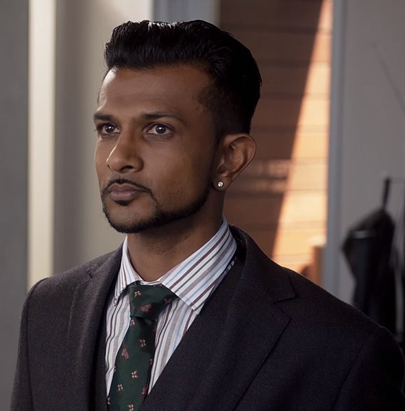 File:Utkarsh Ambudkar in White Famous S01 E03.jpg