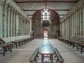 La fenêtre divisée en trois formes surmontées d'un grand oculus trilobé, extradossée en arc brisé très obtus, est caractéristique du gothique de Basse Normandie[110].