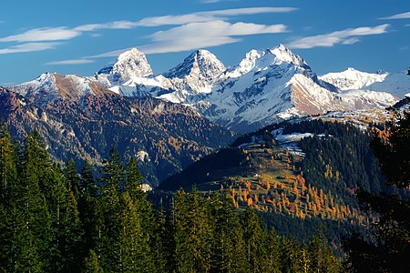 Piz Ela, Tinzenhorn und Piz Mitgel (v. l. n. r.), aufgenommen oberhalb von Flims.