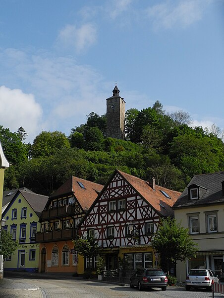 File:Bad Berneck - Walpoten-Burgturm, Fachwerkhäuser.JPG