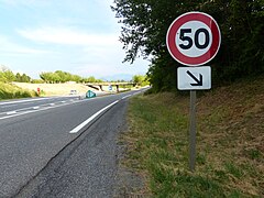 50 km/h dans une voie de décélération, Cranves-Sales, Haute-Savoie.