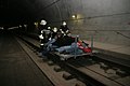 Rettungskräfte bringen „Verletzte“ per Rollpalette aus dem Tunnel