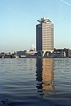 Toren Overhoeks als onderdeel van het Shellterrein, recent na opening, 1972