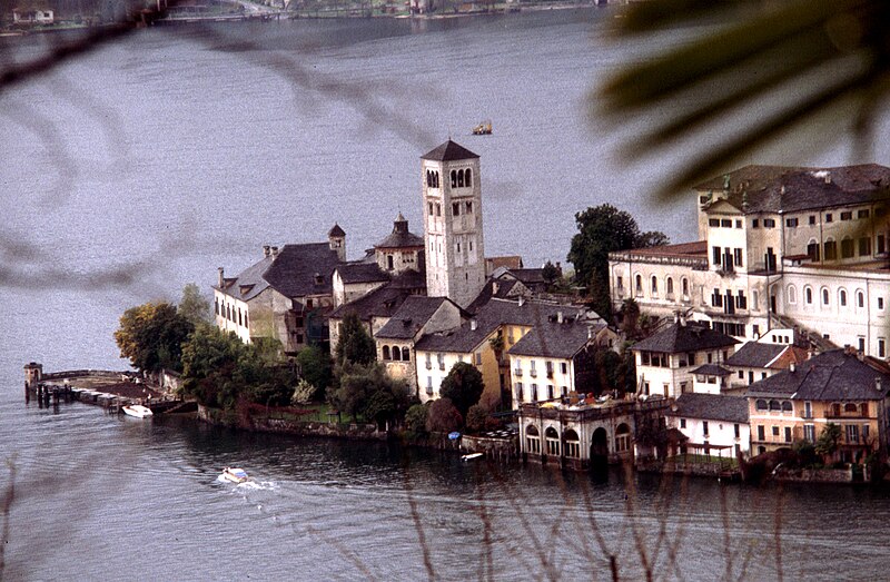 File:Lago d'Orta-104-Isola di San Giulio-1998-gje.jpg