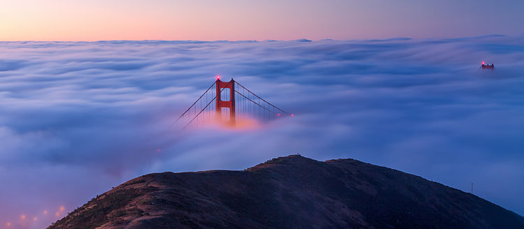 Вид на мост Золотые Ворота, окутанный утренним туманом, с полуострова Марин Хедлендс[англ.], Калифорния