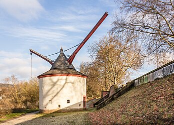 Alter Krahnen, um antigo guindaste portuário usado entre 1413 e 1910 para carregar e descarregar navios na margem direita do rio Mosela, em Tréveris, Alemanha. O Alter Krahnen é um marco cultural, histórico, industrial e econômico da cidade. É uma das mais antigas instalações de elevação desse tipo na antiga área de língua alemã, das quais havia mais de 30 no rio Reno e em seus afluentes somente no século XVI. (definição 4 082 × 2 916)