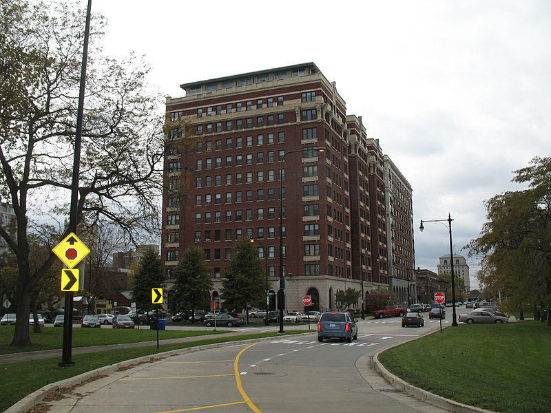 File:20061022 Hampton House from Lakeshore Drive 53rd Street Exit.JPG