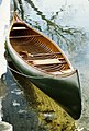 Una canoa in legno e tela della BN Morris Canoe Company costruita intorno al 1912.