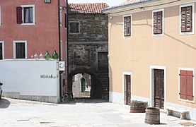 Oprtalj, square and gate house.jpg