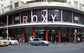 Vista frontal do Cine Roxy