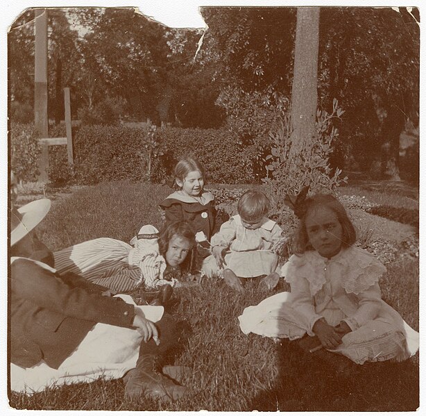 File:Elizabeth Harrison and other children sitting on grass near tree - DPLA - 3cf012ddf2ff33c0119322dab1b26f34 (page 1).jpg