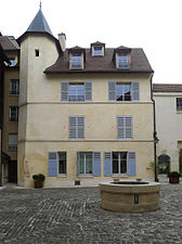 Pavillon nord avec tour et porche d'entrée.