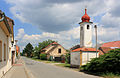 Kaplička ve středu vesnice