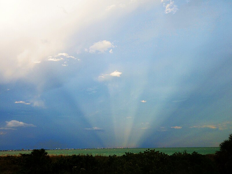 File:Anticrepuscular Rays.jpg