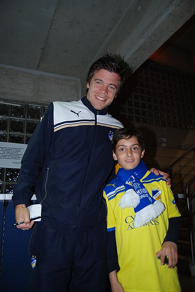 File:Esteban Solari with APOEL fan.jpg