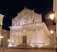 Troia (FG) - duomo - vista notturna.jpg