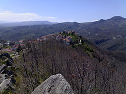 Veduta di Poggio Sannita - L'immagine evidenzia bene la sua natura di centro di crinale