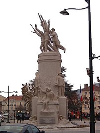 Dette monument ligger ved siden af Alfred Boucher-pladsen.