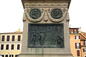 Relief föreställande Giordano Bruno inför inkvisitionstribunalen. Medaljongerna föreställer Aonio Paleario och Miguel Serveto.