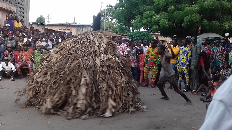 File:Pas de Danse d'un Zangbéto au Bénin.jpg