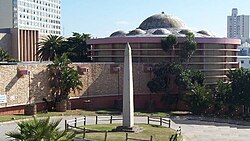 Obelisk před muzeem v Port Elizabeth